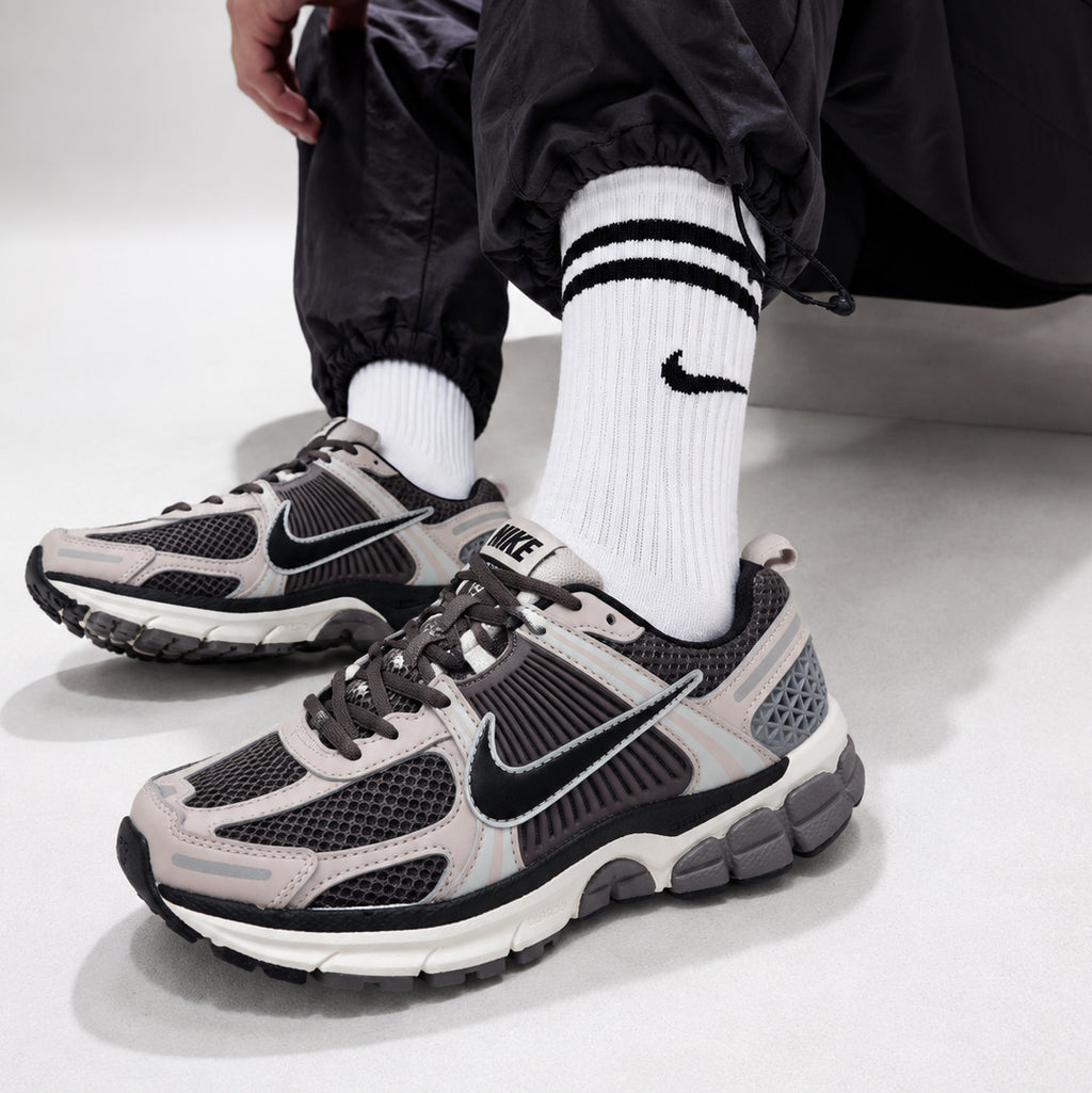Nike Zoom Vomero 5 Marrón - Dama
